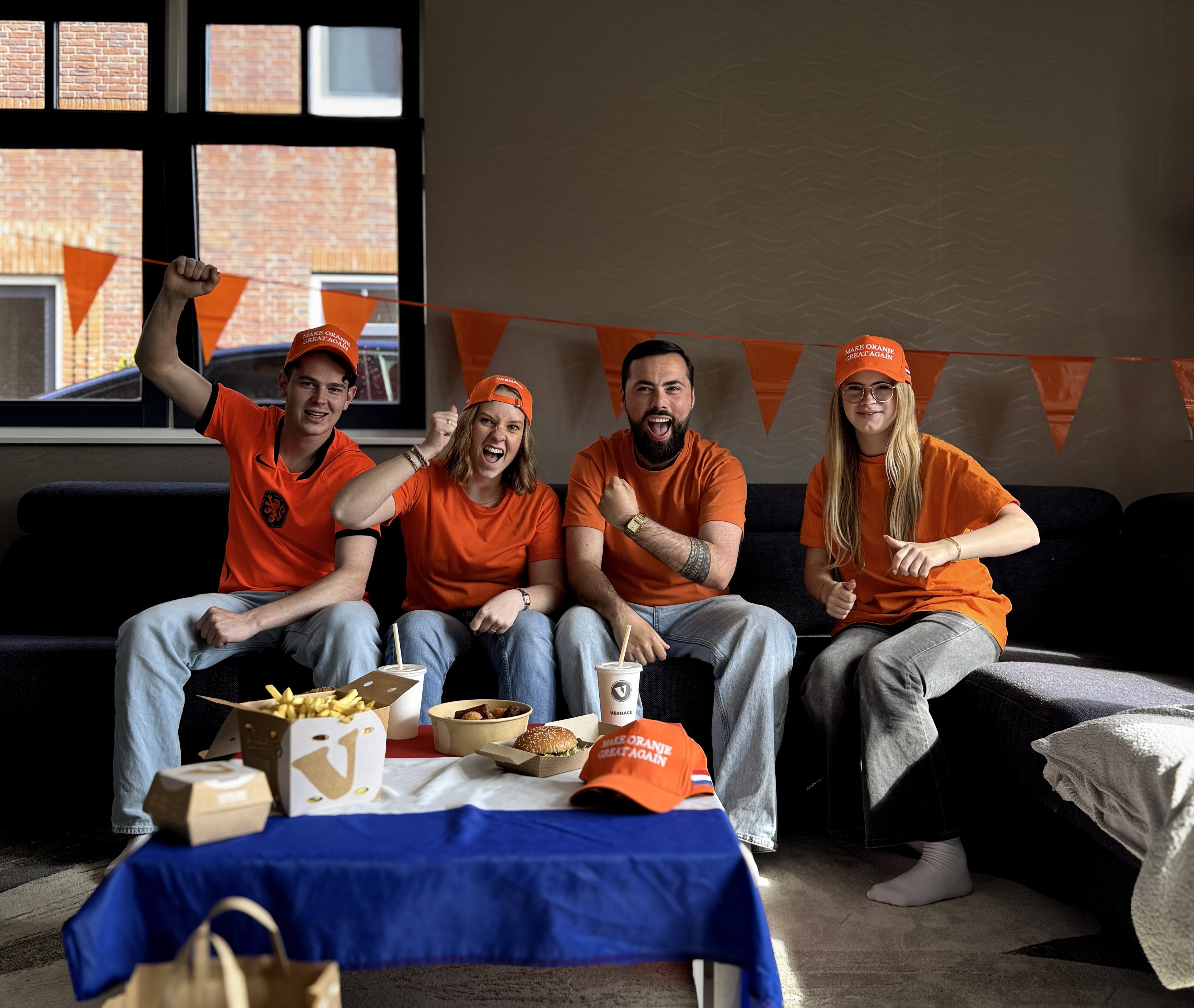 Warme burgers en loaded fries van Verhageworden thuisbezorgd tijdens een WK-voetbalwedstrijd van Oranje.