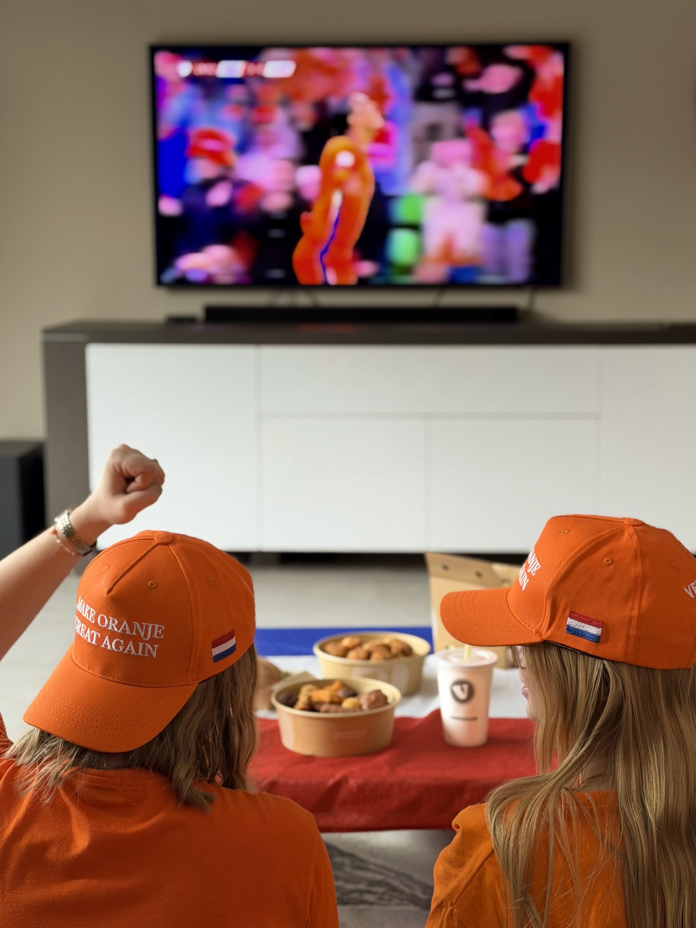 Een dampende Verhage burger met goudbruine frietjes, klaar om op te eten tijdens de late WK-wedstrijd in Rotterdam.