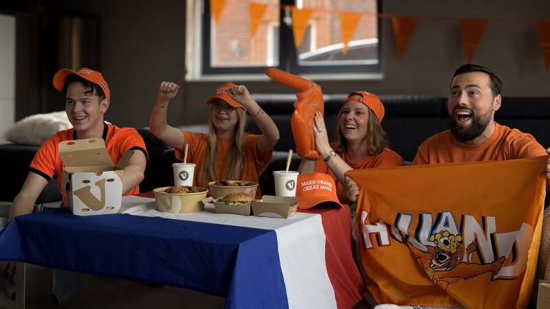 Hup Holland Hup, met een gevulde maag op de bank: Verhage support je dit WK!