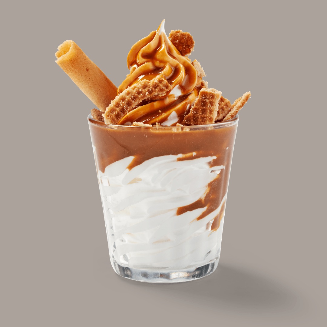 Verhage Sundae ijs met softijs, caramelsaus, stukjes stroopwafel en een wafelrolletje in een glas.