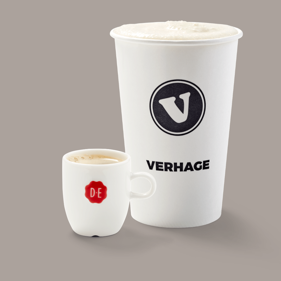Een kopje Douwe Egberts espresso naast een grote beker Verhage vanille milkshake.